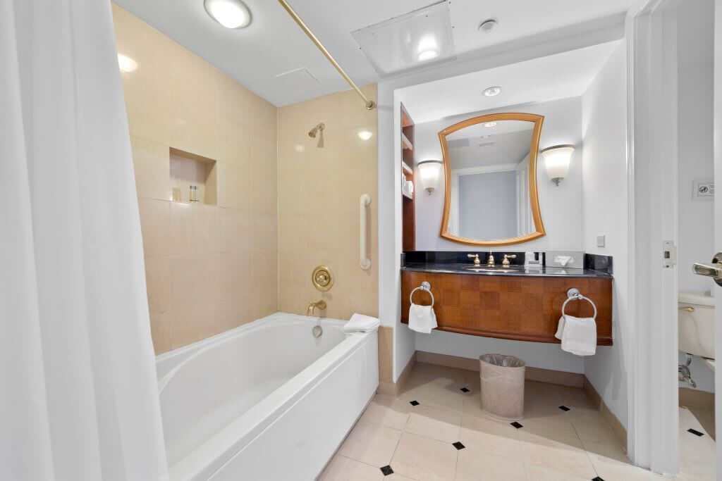 Ducha y bañera combinadas y artículos de higiene personal gratuitos