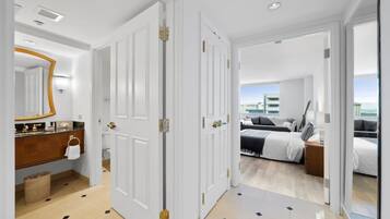 Badkar/dusch, gratis toalettartiklar, hårtork och handdukar