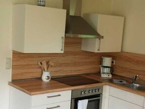 Fridge, oven, dishwasher, coffee/tea maker