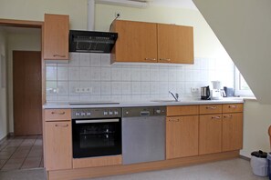 Kylskåp, mikrovågsugn, ugn och diskmaskin