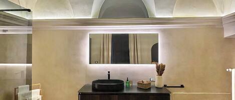 Suihku, hiustenkuivaaja, bidee, pyyhkeet