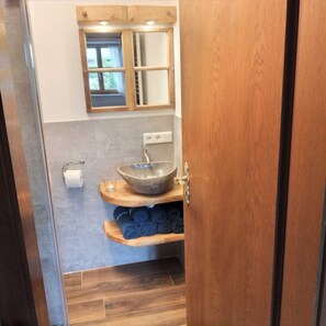 Dusche, Haartrockner, Handtücher