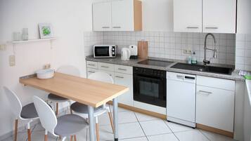 Kühlschrank, Mikrowelle, Ofen, Geschirrspüler