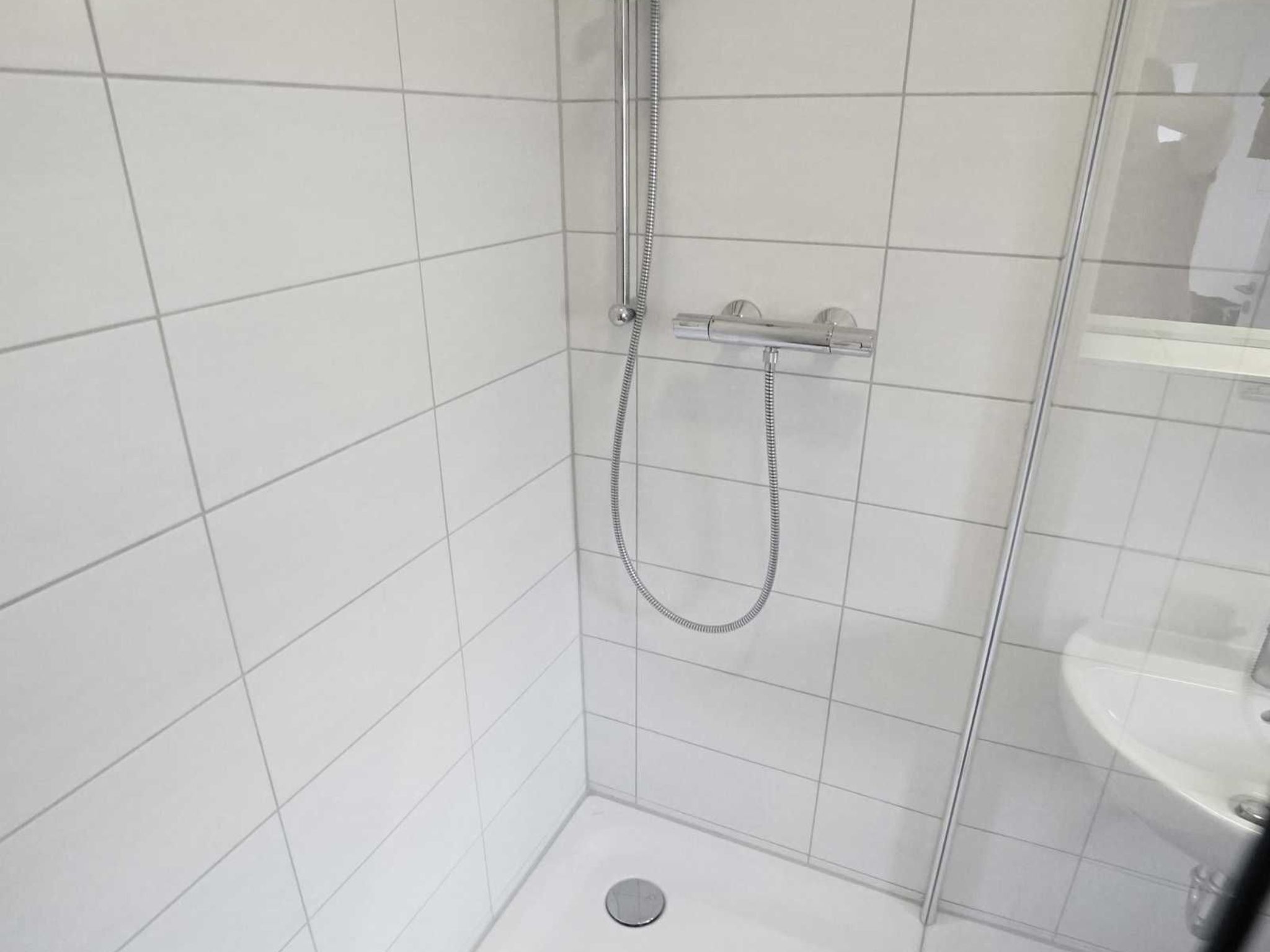 Dusche, Haartrockner, Handtücher, Toilettenpapier