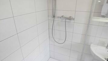 Dusche, Haartrockner, Handtücher, Toilettenpapier