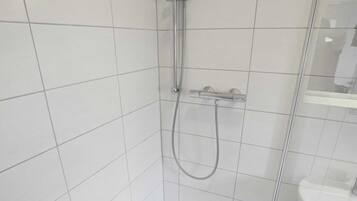 Haartrockner, Handtücher, Toilettenpapier