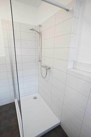 Haartrockner, Handtücher, Toilettenpapier
