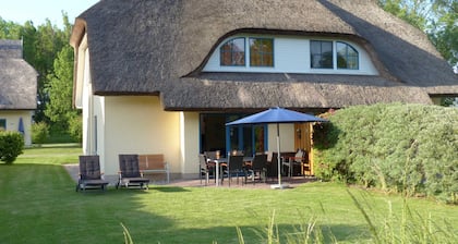 Behagliches Reetdachhaus Eibe 1 Sauna Kamin Wallbox - DHH Eibe 1