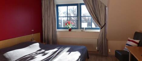 4 室のベッドルーム、デスク、アイロン / アイロン台、旅行用ベビーベッド