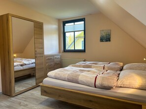 4 Schlafzimmer, Schreibtisch, Bügeleisen/Bügelbrett, Reisekinderbett