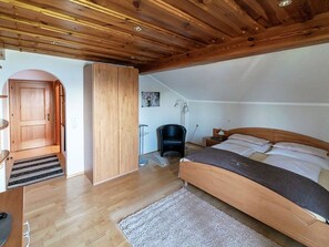 2 chambres, coffres-forts dans les chambres, bureau, lit parapluie