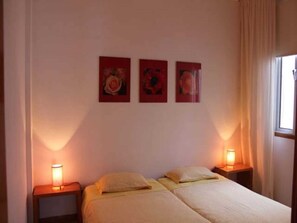 2 habitaciones, cuna de viaje y ropa de cama 