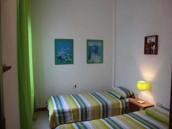 2 bedrooms, travel crib, bed sheets