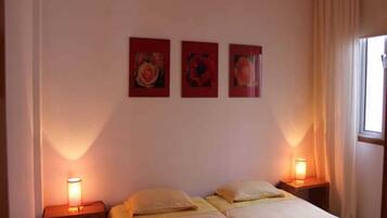 2 slaapkamers, reisbedje, beddengoed