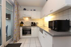 Een koelkast, een magnetron, een oven, een vaatwasser