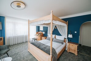 1 makuuhuone, tallelokero huoneessa, työpöytä, vauvan matkasänky