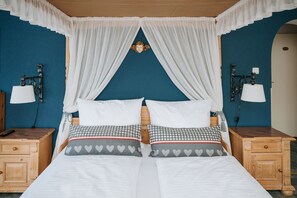 1 quarto, cofres nos quartos, escrivaninha, berço de viagem