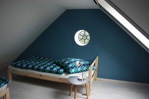 2 bedrooms, travel cot, WiFi, bed sheets