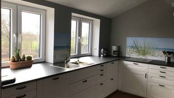 Kühlschrank, Ofen, Geschirrspüler, Wasserkocher mit Kaffee-/Teezubehör