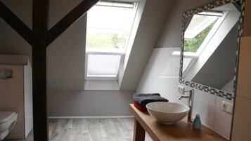 Douche, sĂšche-cheveux, serviettes fournies, savon