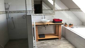 Dusche, Haartrockner, Handtücher, Seife