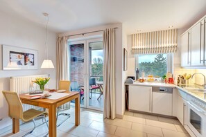 Réfrigérateur, four, lave-vaisselle, cafetière/bouilloire