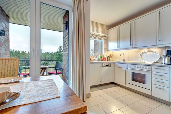 Fridge, oven, dishwasher, coffee/tea maker