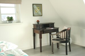 3 bedrooms, desk, WiFi