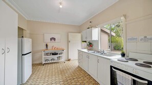Fridge, microwave, oven, stovetop - Kings Beach Cottage Pet Friendly (Kings Beach)