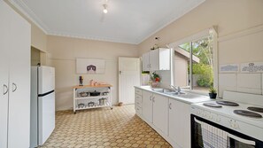 Fridge, microwave, oven, stovetop - Kings Beach Cottage Pet Friendly (Kings Beach)