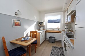 Een koelkast, een magnetron, een oven, een vaatwasser