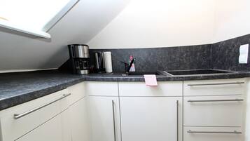 Kühlschrank, Ofen, Geschirrspüler, Wasserkocher mit Kaffee-/Teezubehör