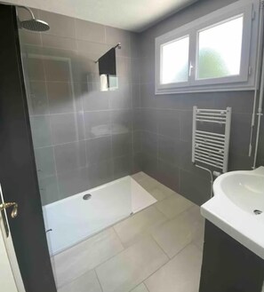 Shower, hair dryer, towels, toilet paper - Domaine de l'étang "Gîte le Merger (Œuilly)