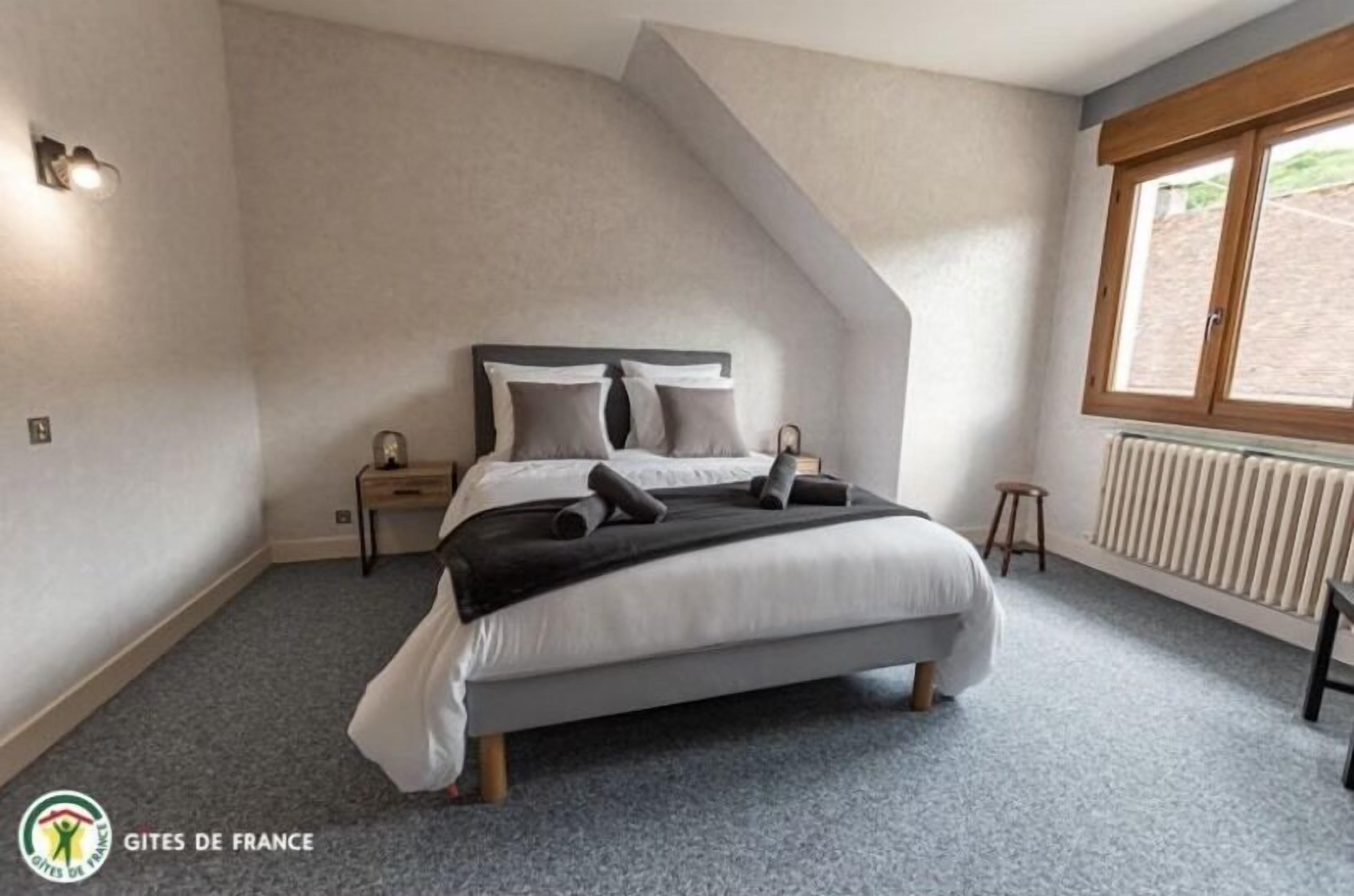 3 chambres, bureau, fer et planche à repasser, lit parapluie