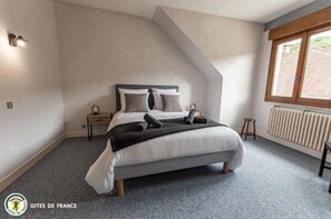 3 slaapkamers, een bureau, een strijkplank/strijkijzer, reisbedje