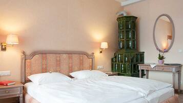 1 bedroom, desk, WiFi