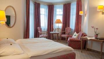 1 bedroom, desk, WiFi