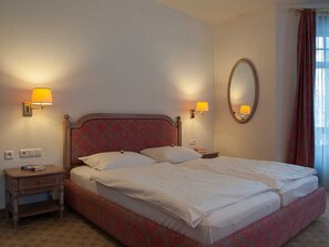 1 bedroom, desk, WiFi