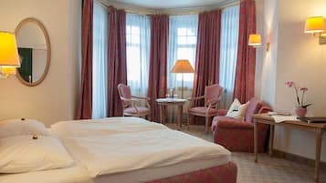 1 bedroom, desk, WiFi