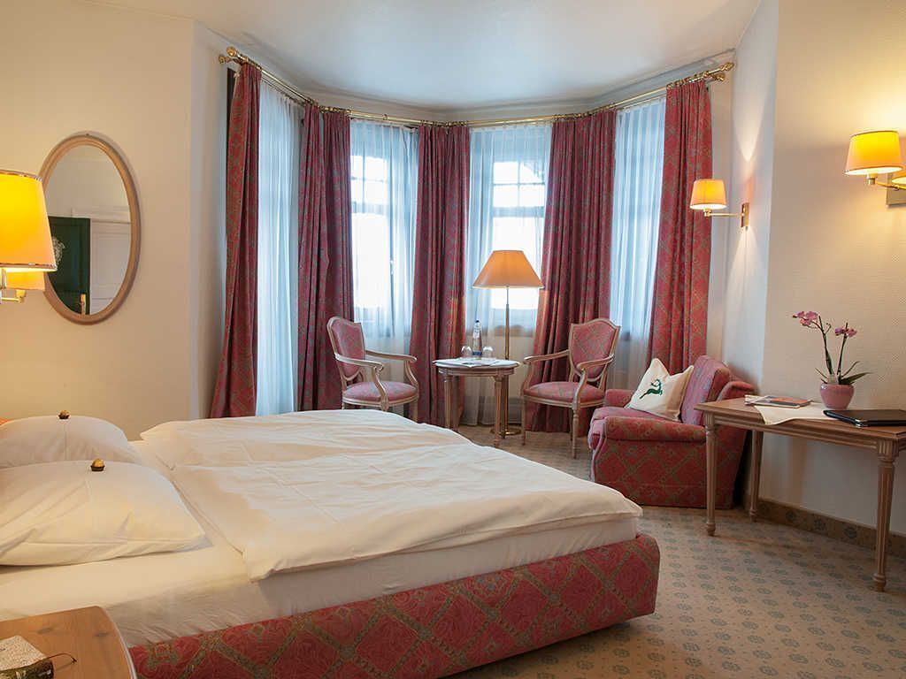 1 bedroom, desk, WiFi