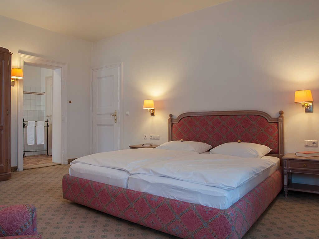 1 bedroom, desk, WiFi