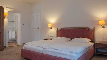 1 bedroom, desk, WiFi