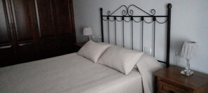 2 slaapkamers, reisbedje, wifi, beddengoed