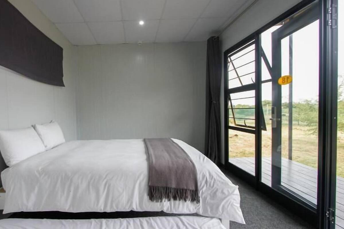 Minibar, bureau, espace de travail pour ordinateurs portables