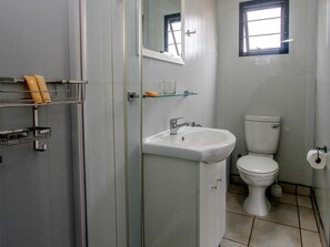 Chuveiro, produtos de toalete grátis, toalhas de banho, sabonete