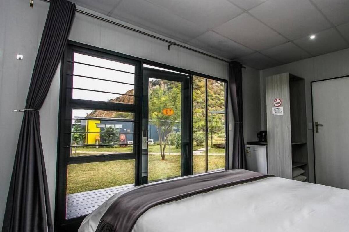 Minibar, bureau, espace de travail pour ordinateurs portables