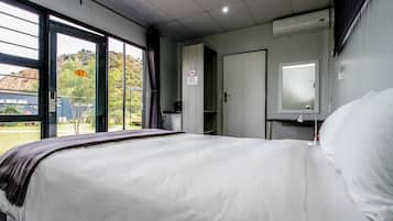 Tweepersoonskamer | Een minibar, een bureau, een laptopwerkplek, beddengoed