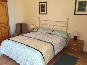 1 habitación, cuna de viaje y ropa de cama