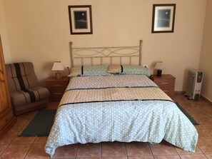 1 dormitorio, cuna de viaje, ropa de cama