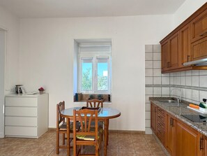Coffee/tea maker, electric kettle, toaster